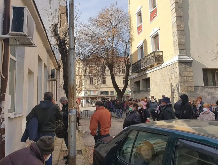 Омикрон хвърли в паника България! Вместо да празнува, народът се юрна да... ВИДЕО