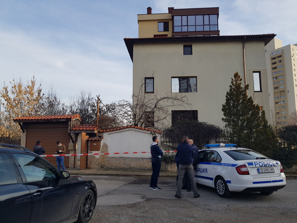 Зловеща находка на тротоар в столицата смрази минувачите СНИМКИ 