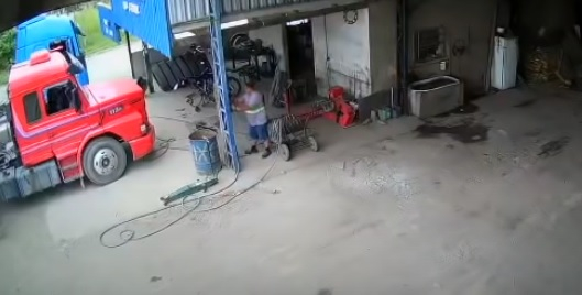  Драматично ВИДЕО: Камион тръгна внезапно и разруши сервиз за гуми
