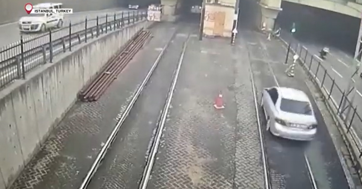 Заблеян шофьор пропусна завой и яхна градската железница ВИДЕО
