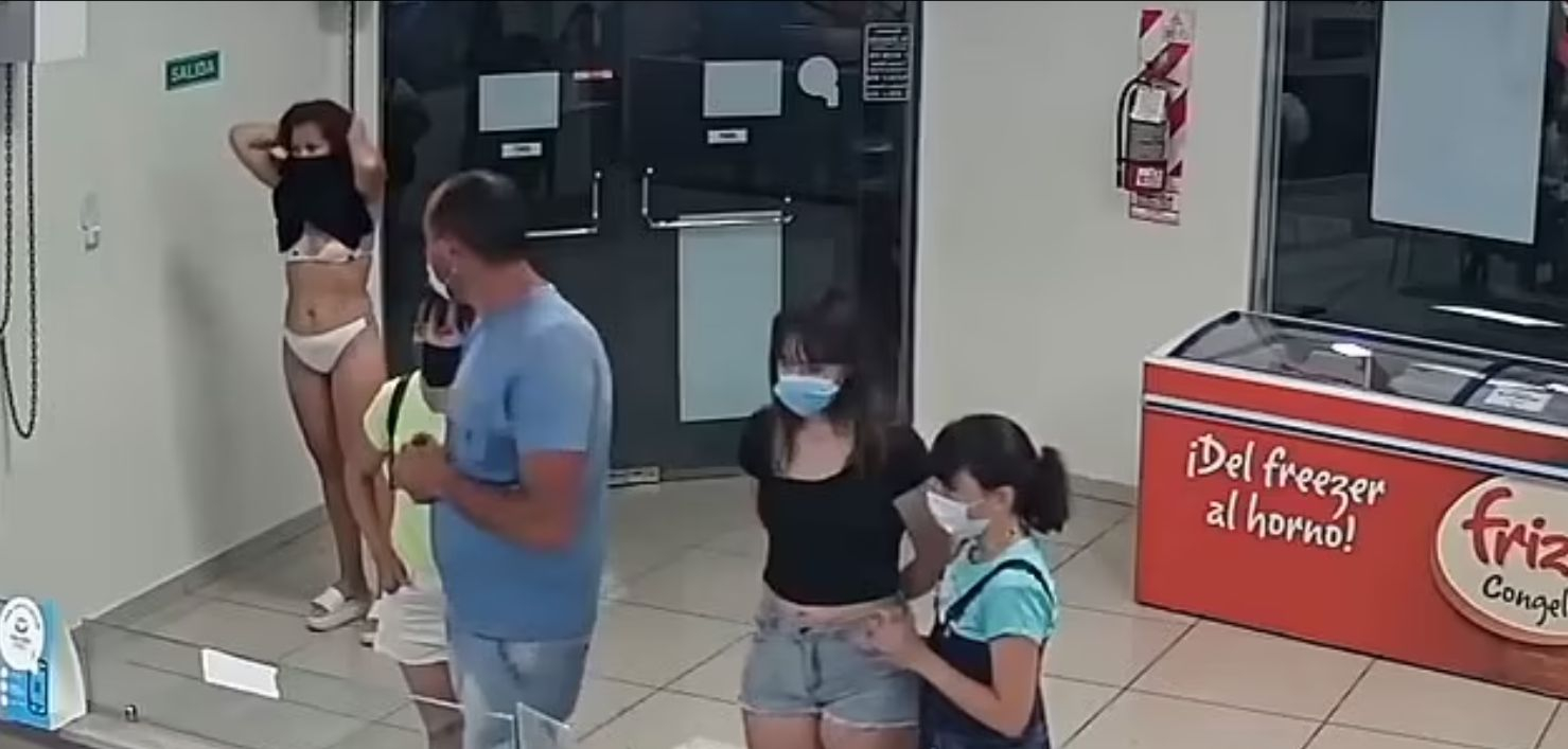 Млада дама нахлу полугола в магазин, причината е смайваща ВИДЕО 18+