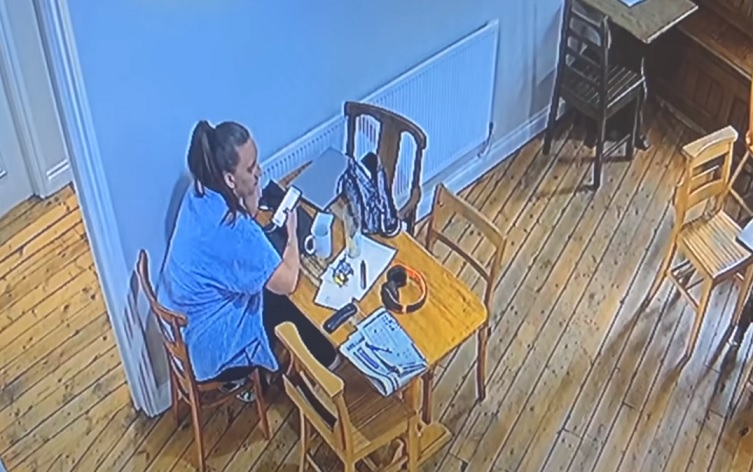 Страховито ВИДЕО: Призрак, който мести стол, ужаси барманка