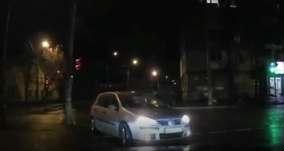 Вижте как дадоха урок на нагъл шофьор, наказа се сам себе си ВИДЕО