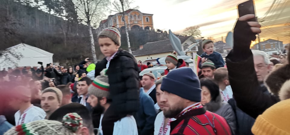 Започна се! Цяла България гледа Калофер! СНИМКИ