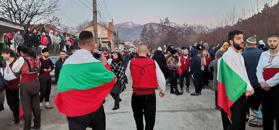 Започна се! Цяла България гледа Калофер! СНИМКИ