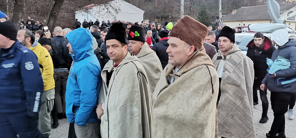 Започна се! Цяла България гледа Калофер! СНИМКИ