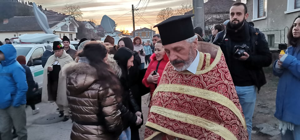 Започна се! Цяла България гледа Калофер! СНИМКИ