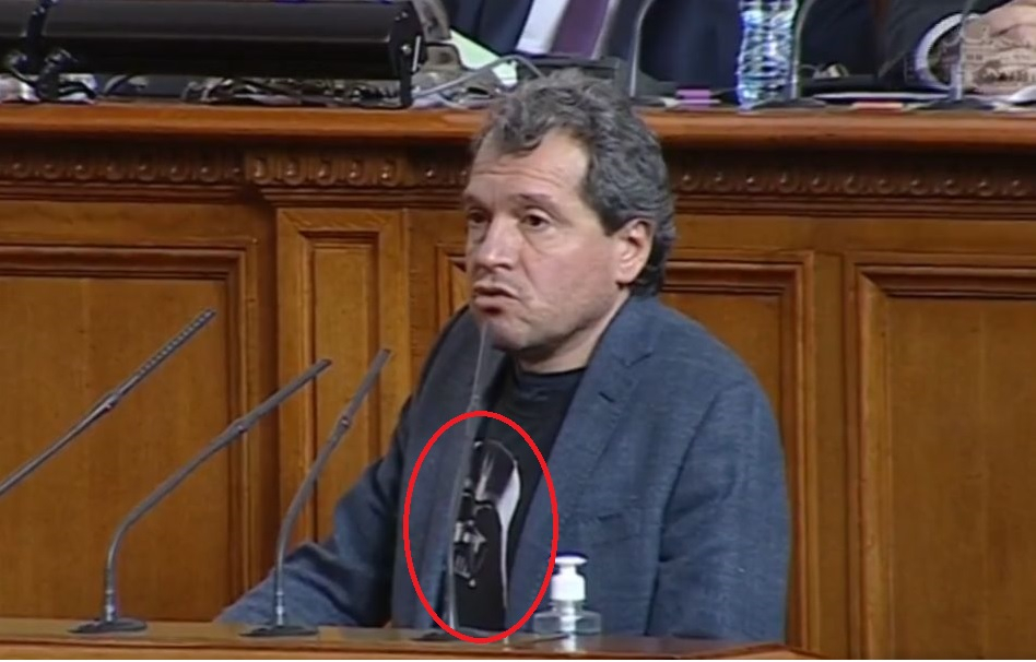 Тошко Йорданов пак стресна парламента със зловеща тениска ВИДЕО