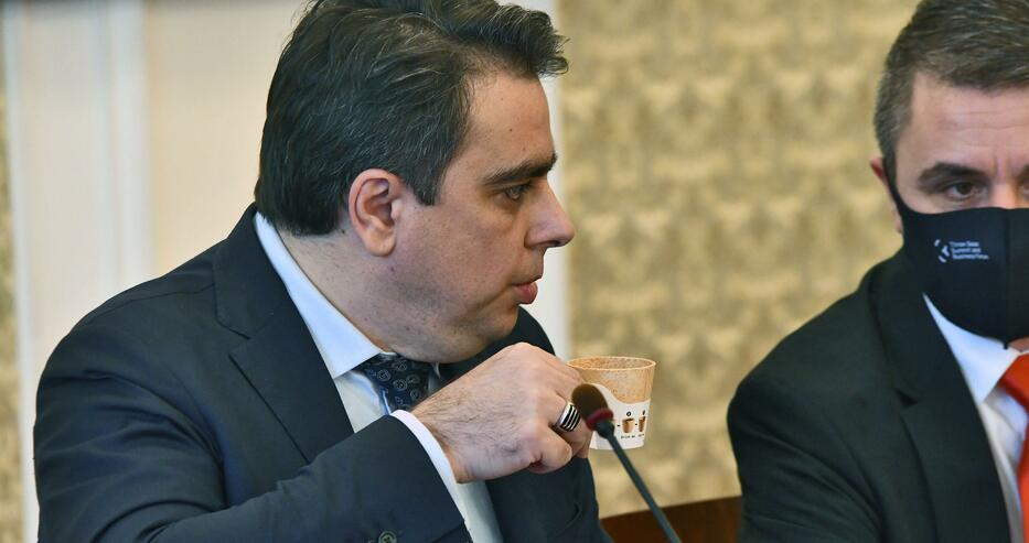 Министрите Василев и Николов слисаха всички с тези чаши за кафе СНИМКИ