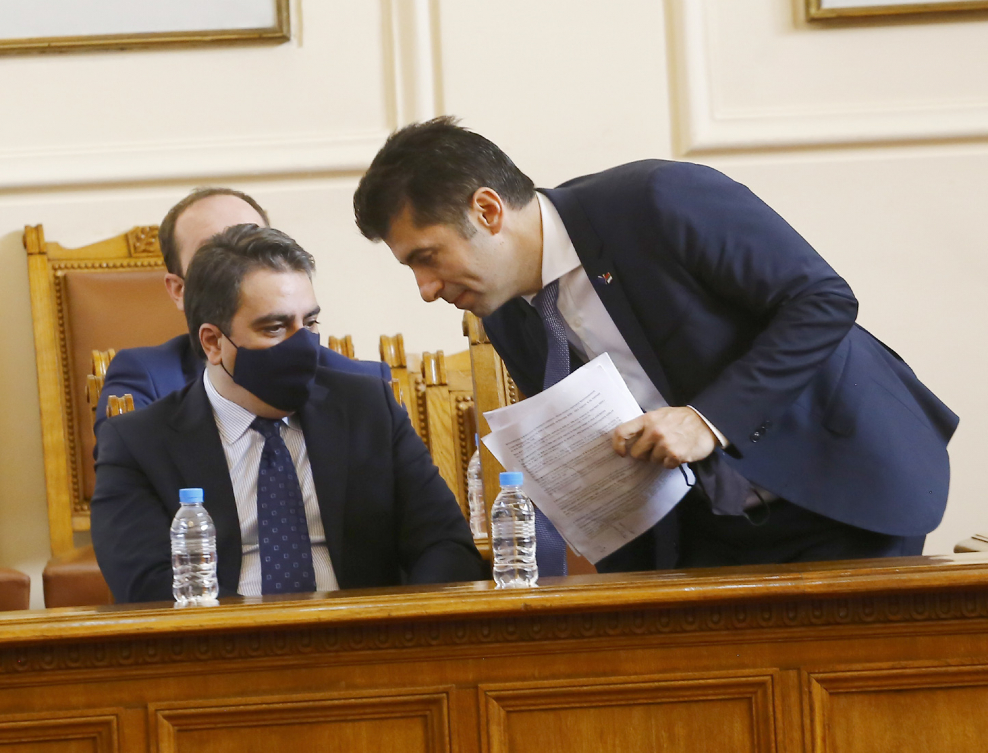Право ли? За Кирил Петков и компания то е врата у поле