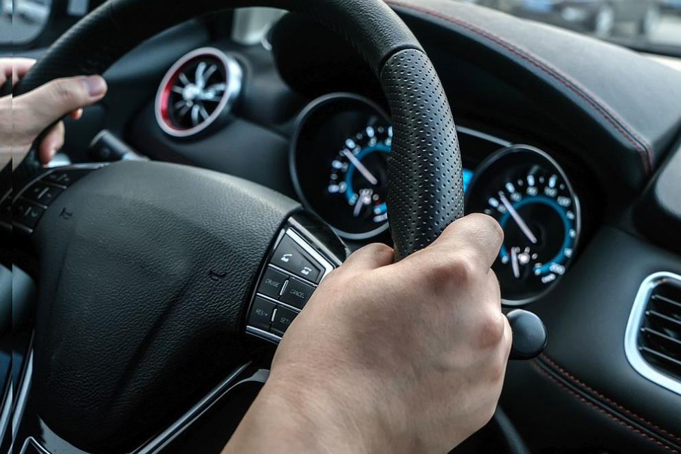 Надрусан шофьор на "Мерцедес" направи голяма беля в Перущица 