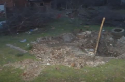 Съседи със смразяващи разкрития за дядото на убитото от майка си в Плевенско невръстно детенце