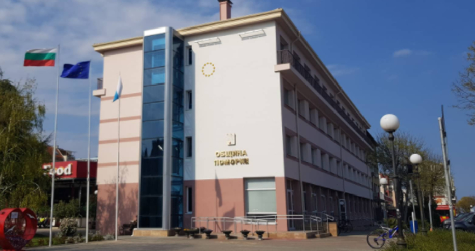 Екшън: Полиция нахлу в община Поморие