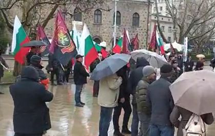 ВМРО развя знамена под прозорците на Радев на старта на КСНС ВИДЕО