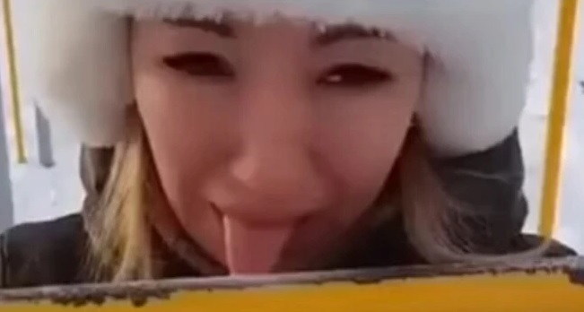 Жена близна с език метал в студа и съжали дълбоко за това ВИДЕО