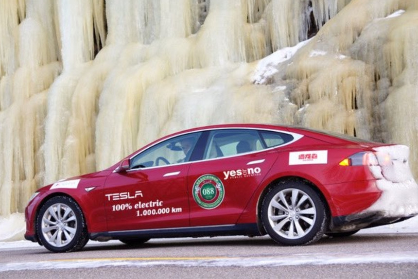 Шофьор навъртя 1,5 млн км с Tesla и разказа какво се е случило с колата СНИМКИ