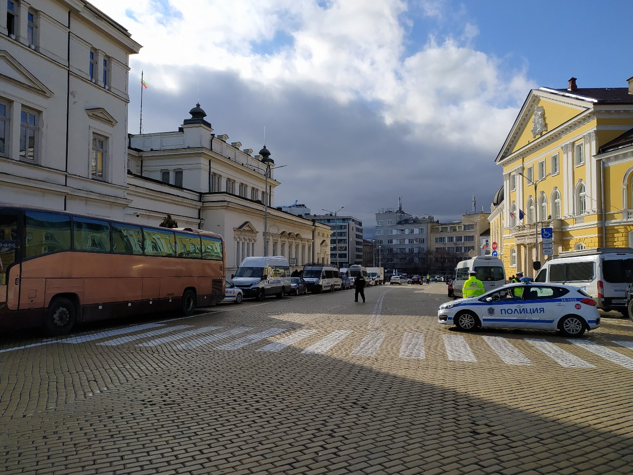 Пред НС се готвят за война, ето какво се случва СНИМКИ