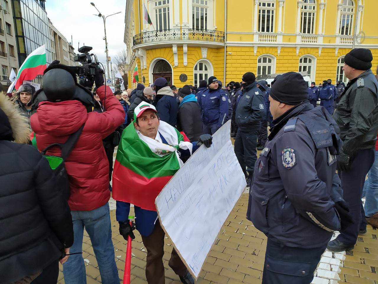 На COVID протеста става все по-напечено, а един участник смая всички! Култови СНИМКИ