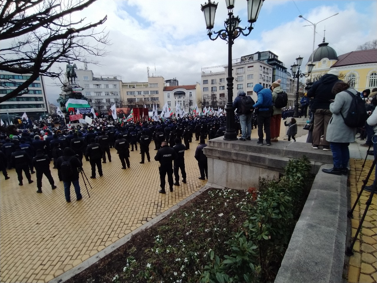 Протестиращи щурмуват НС, полицията ги отблъсква, има колабирали, а Мангъров хремав зове за... ВИДЕО/СНИМКИ