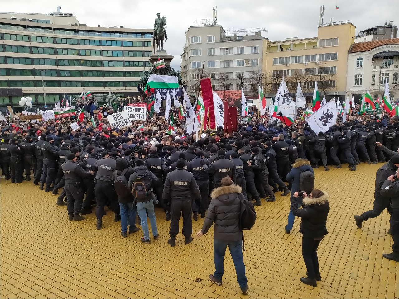 Протестиращи щурмуват НС, полицията ги отблъсква, има колабирали, а Мангъров хремав зове за... ВИДЕО/СНИМКИ