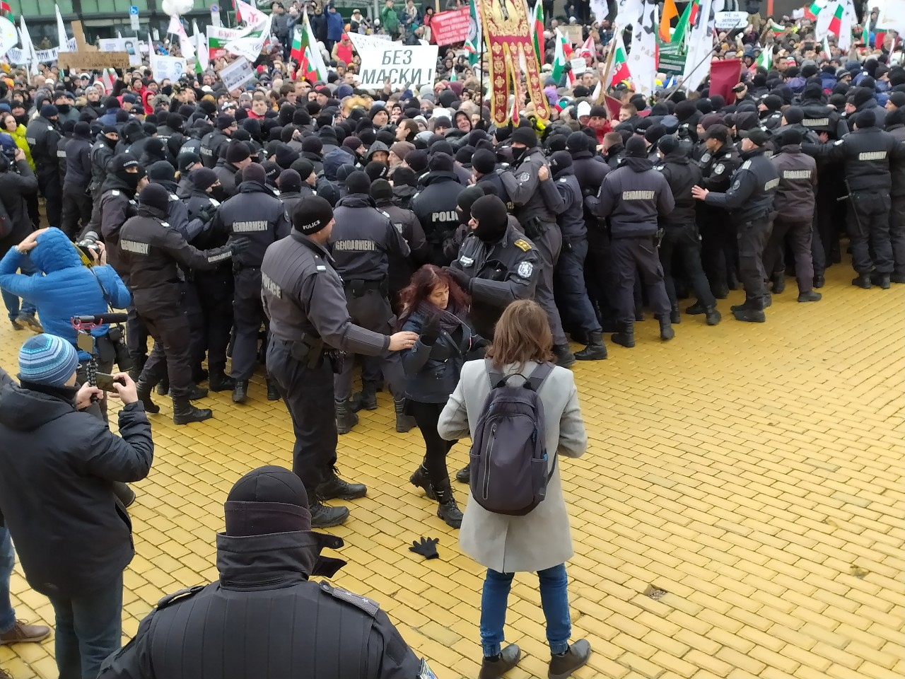 Протестиращи щурмуват НС, полицията ги отблъсква, има колабирали, а Мангъров хремав зове за... ВИДЕО/СНИМКИ