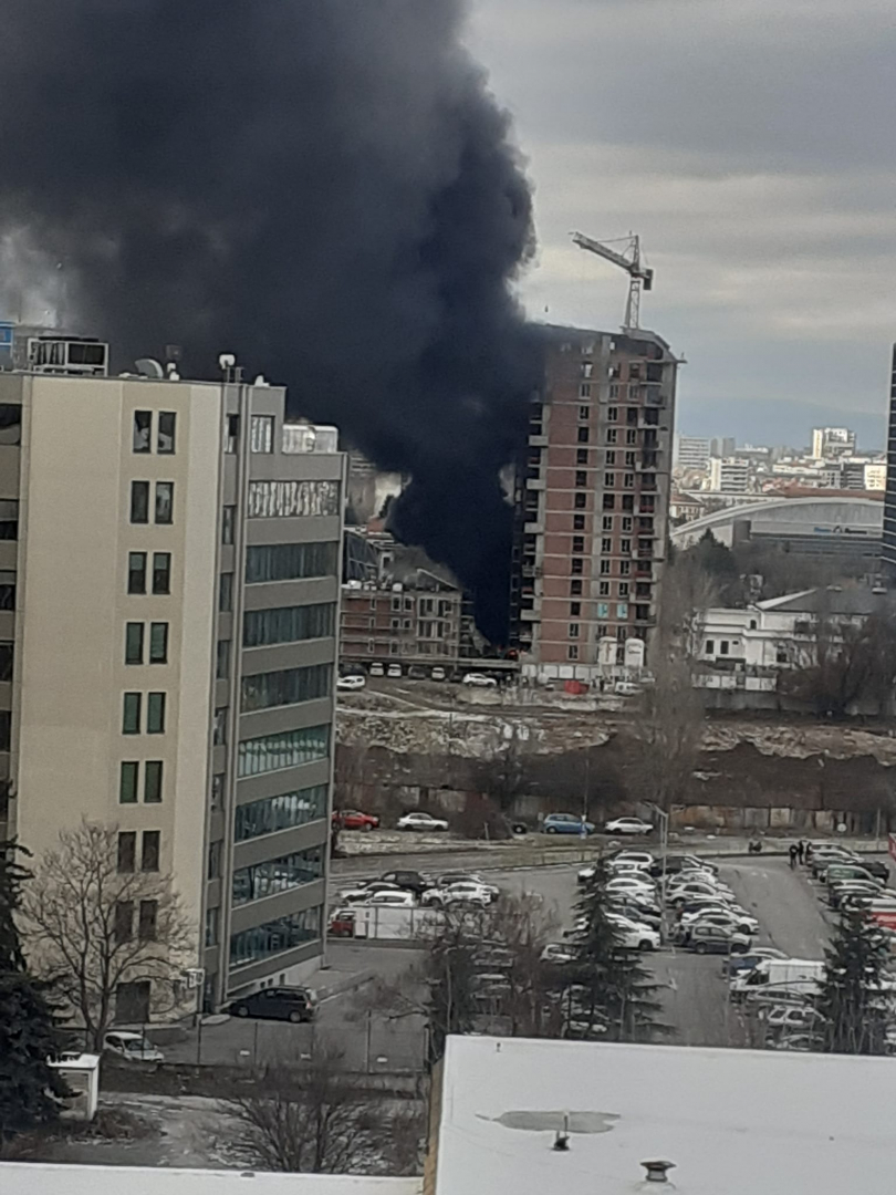 Черни кълба дим се стелят над ключов столичен булевард ВИДЕО 