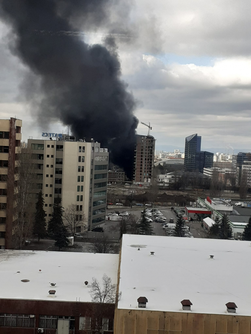 Черни кълба дим се стелят над ключов столичен булевард ВИДЕО 