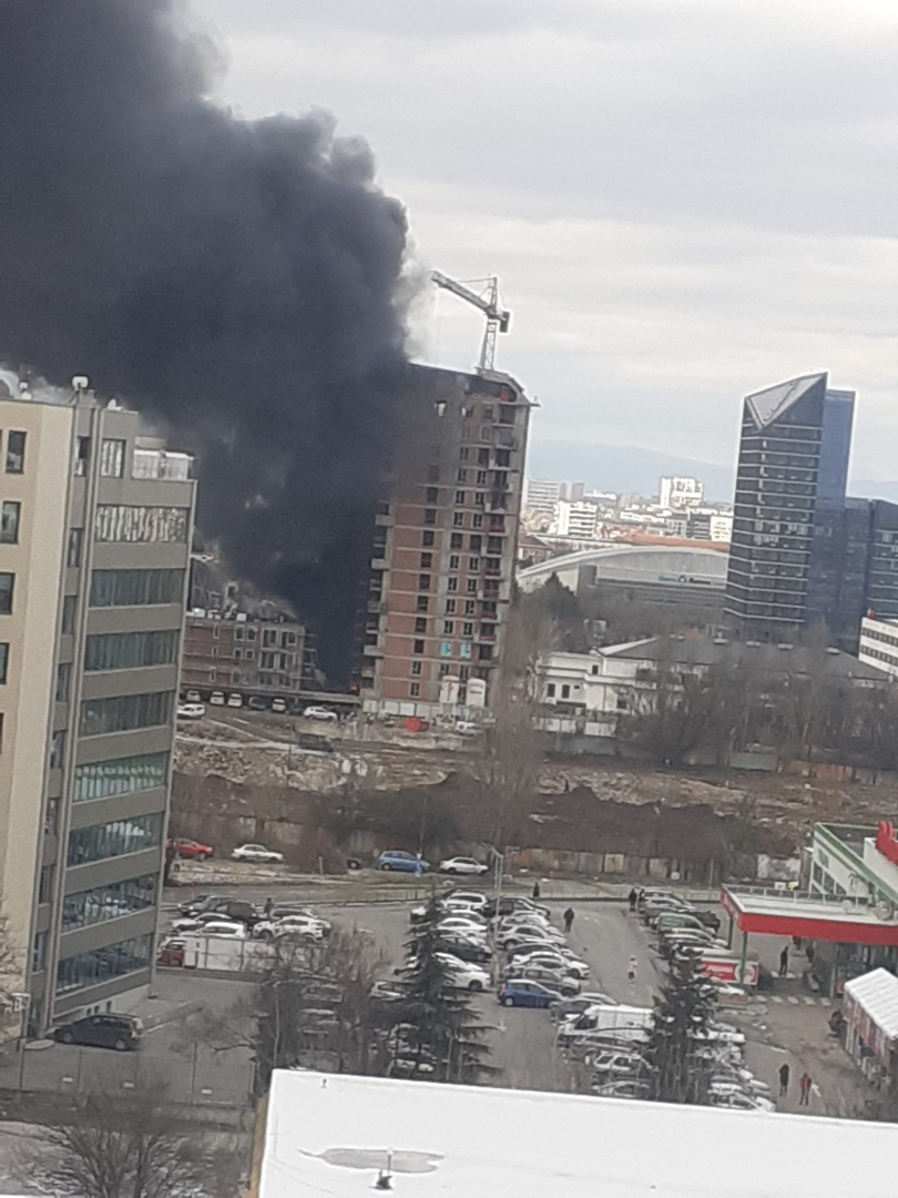 Черни кълба дим се стелят над ключов столичен булевард ВИДЕО 