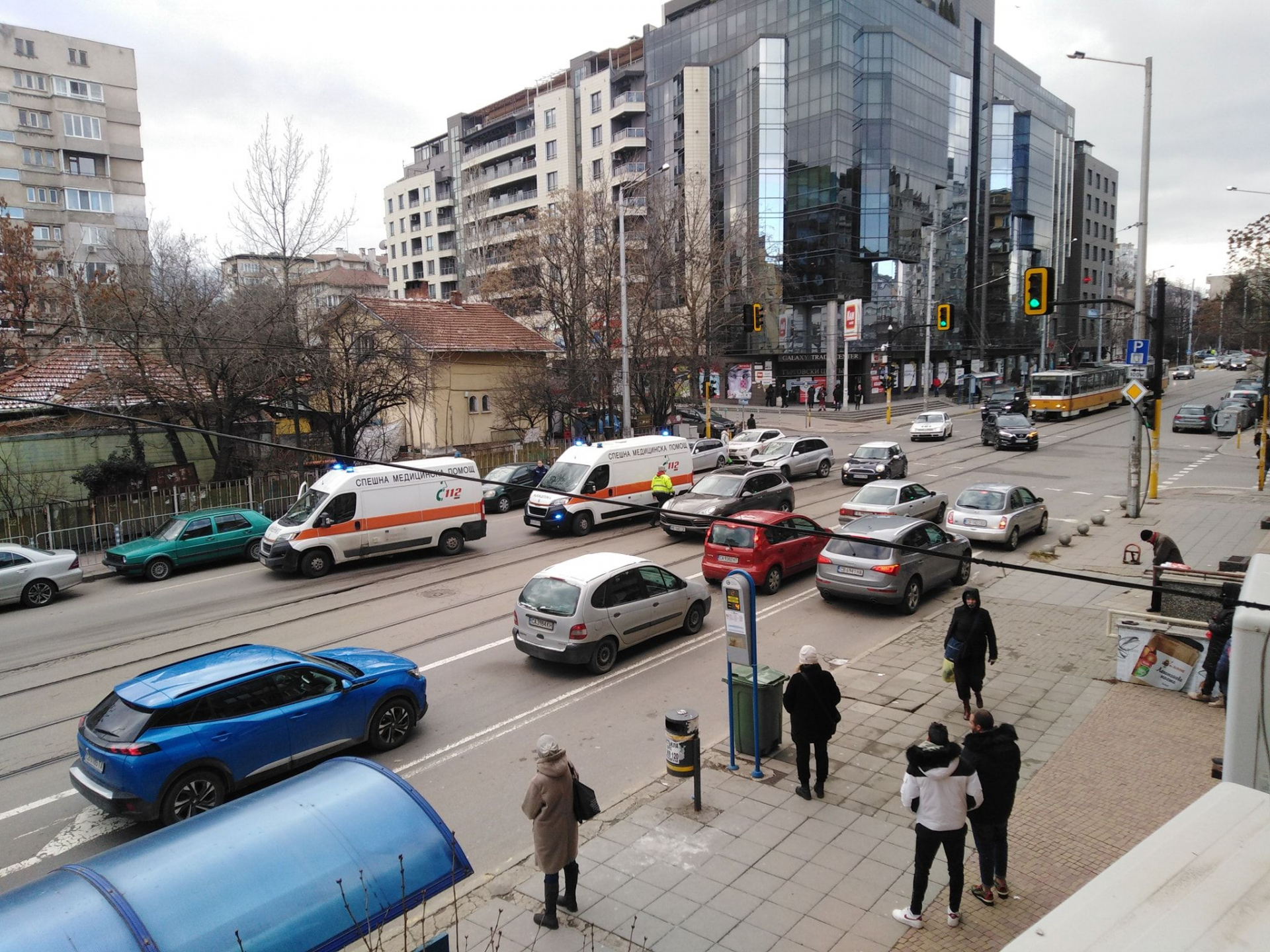 На столичен булевард почерня от полиция и линейки, ето какво се случва СНИМКИ 