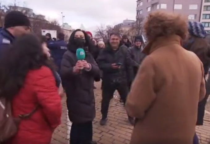 Протестиращи нападнаха репортерки на bTV с грозни закани: Отрепки! Боклуци! ВИДЕО