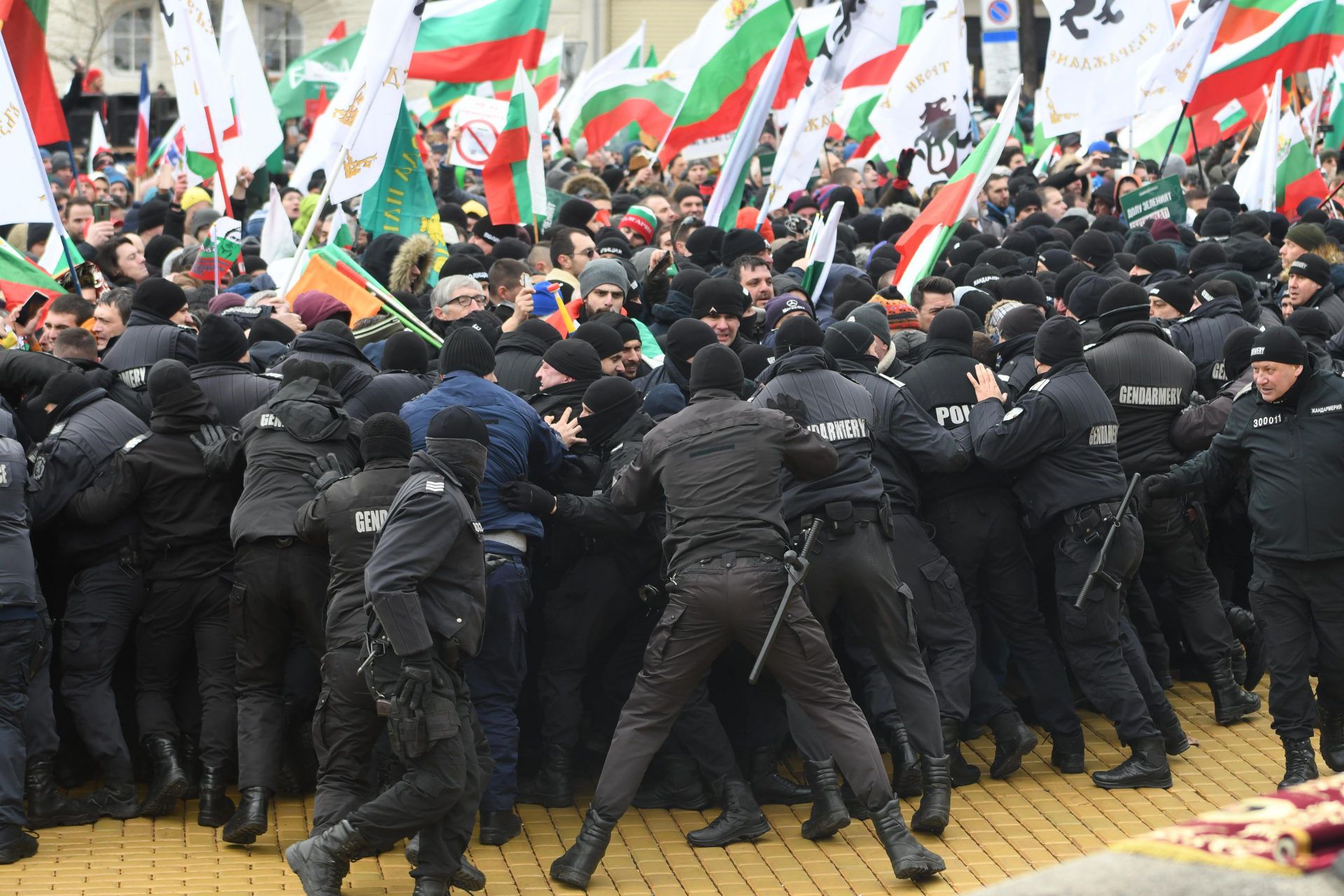 Костадинов разкри какво се е случило пред дома му, докато течеше протестът пред НС 