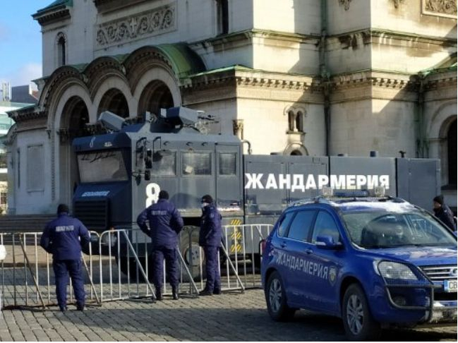 БЛИЦ TV с най-бруталните сцени от страховития екшън пред парламента!