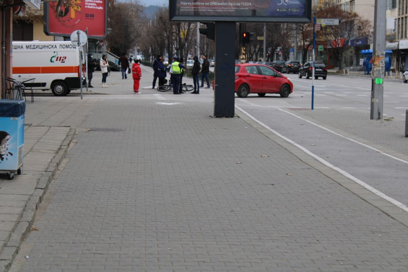 Кола помете велосипедист в Благоевград, той скочи и... СНИМКИ