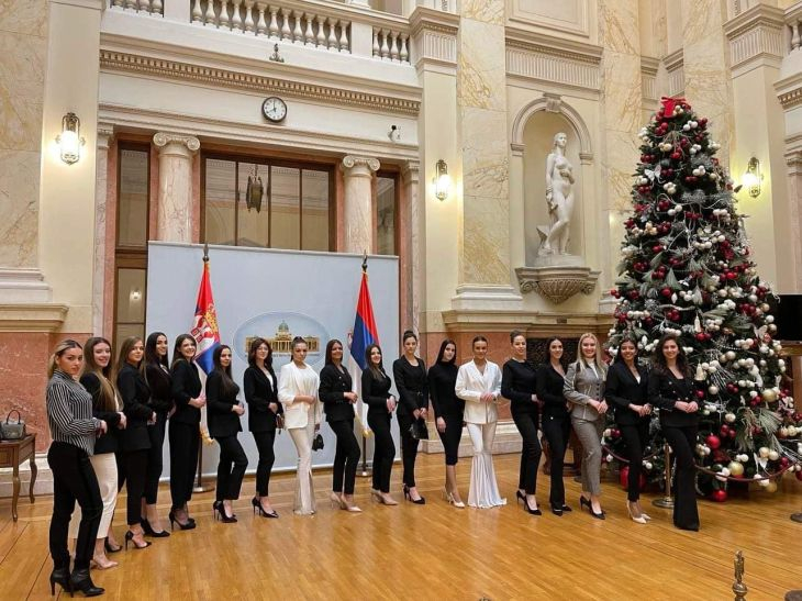 Не е депутат, не е и любовница - ето истината за красавицата в сръбския парламент СНИМКИ