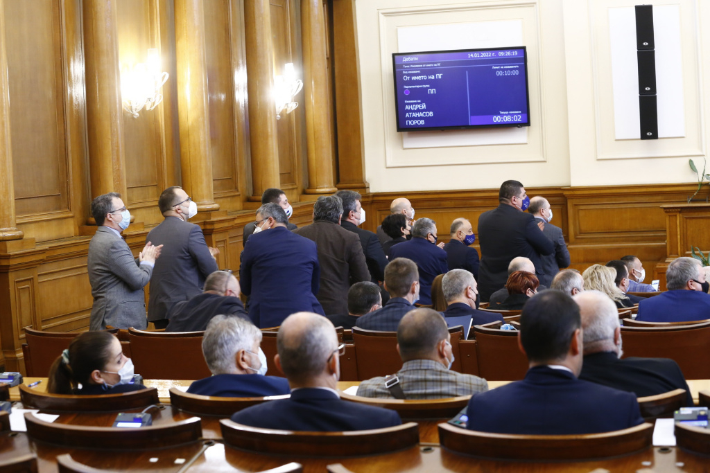 COVID ужас скова НС, ще карантинират ли целия парламент?