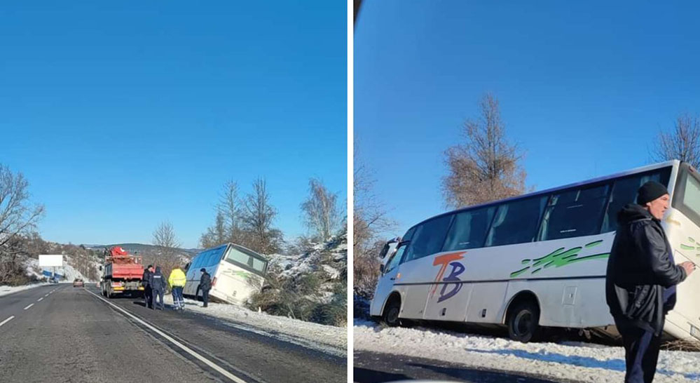 Извънредно! Автобус, пълен с пътници, полетя в канавка край Кърджали СНИМКИ