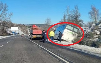 Извънредно! Автобус, пълен с пътници, полетя в канавка край Кърджали СНИМКИ