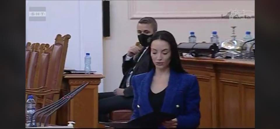 Неописуема красавица от ГЕРБ изненада всички в НС! Ето защо ВИДЕО