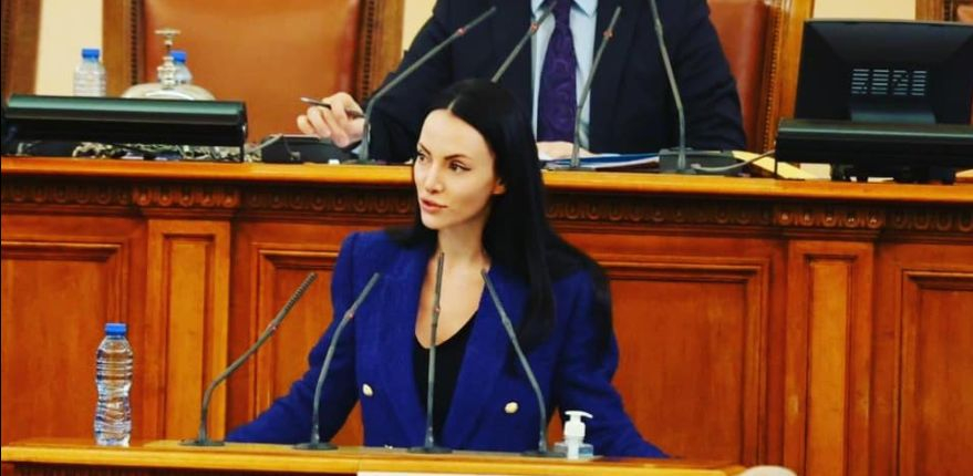 Неописуема красавица от ГЕРБ изненада всички в НС! Ето защо ВИДЕО