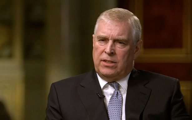 Резил: Синът на Елизабет II ще трябва да опише гениталиите си под клетва! 18+