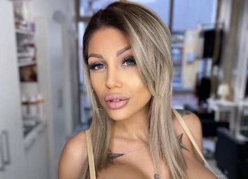 Джулката се пусна гола от ваната, докато се развежда СНИМКА 18+