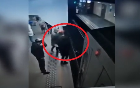 Ужас скова Брюксел! Мъж блъсна жена пред мотриса на метрото ВИДЕО 18+