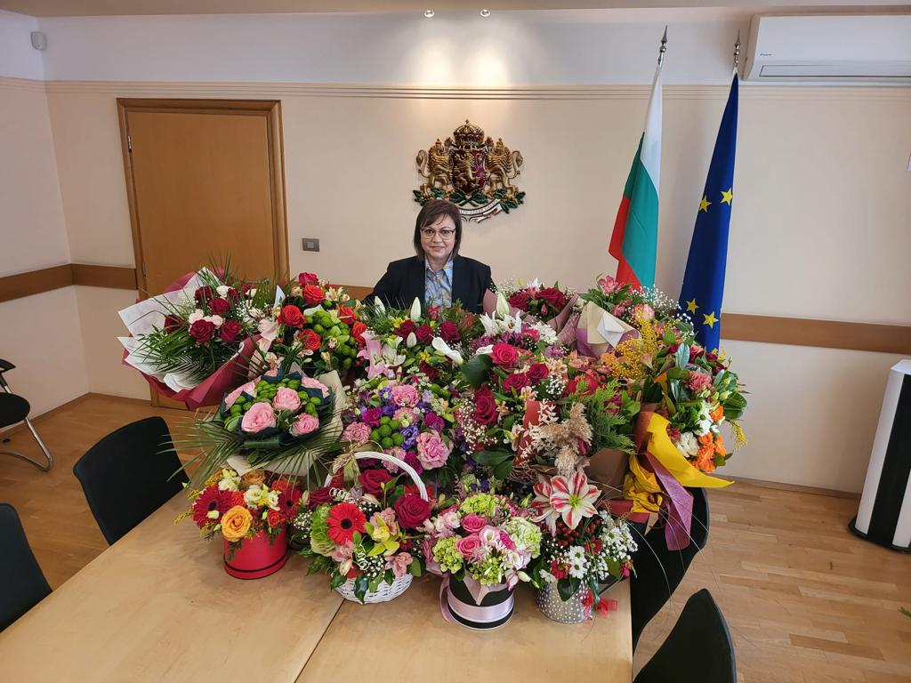 Нинова: Благодаря за многобройните пожелания. Нека всички сме заобиколени от добри приятели 