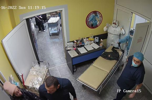 Роднини на болен нахлуха в К-19 отделение на русенска болница и стана страшно СНИМКИ
