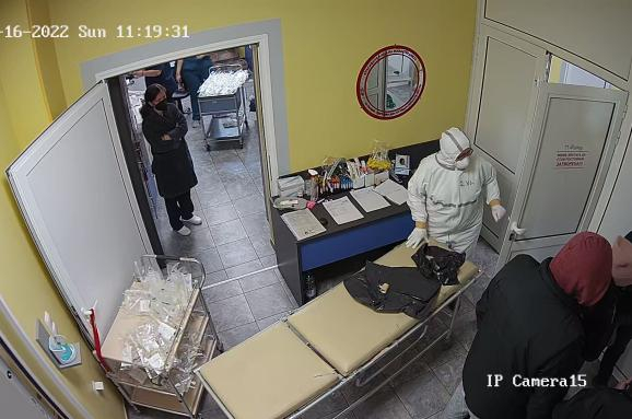 Роднини на болен нахлуха в К-19 отделение на русенска болница и стана страшно СНИМКИ