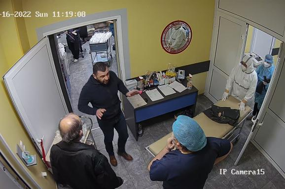 Роднини на болен нахлуха в К-19 отделение на русенска болница и стана страшно СНИМКИ