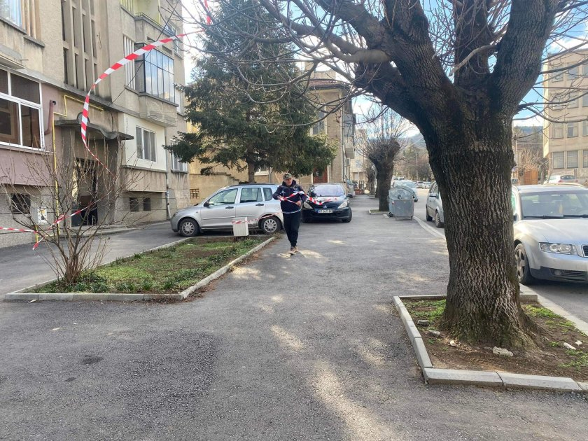 Силният вятър отнесе част от покрив на блок в Търновско СНИМКА