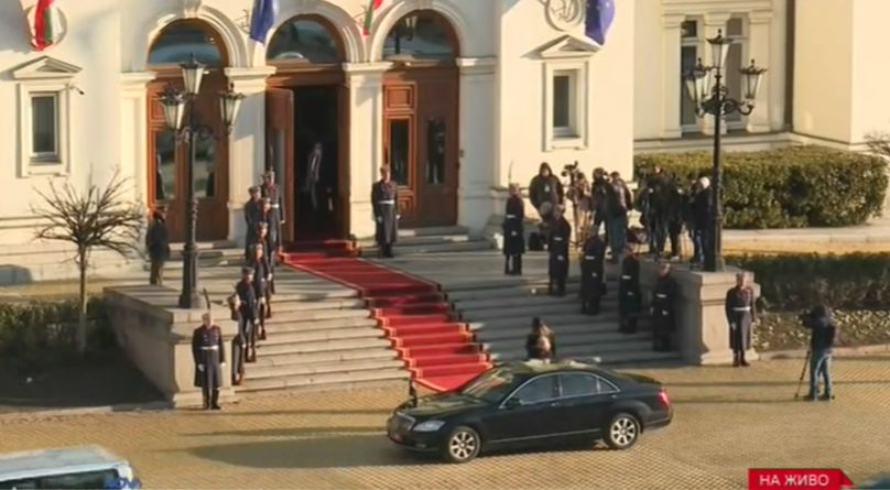Опънаха червения килим пред НС! ВИДЕО
