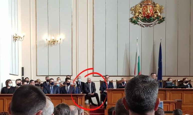 СНИМКА от НС по време на клетвата на Радев озадачи всички
