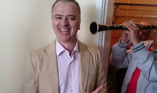 Кардиолог възпя в стихове неразумния Омикрон и взриви мрежата 
